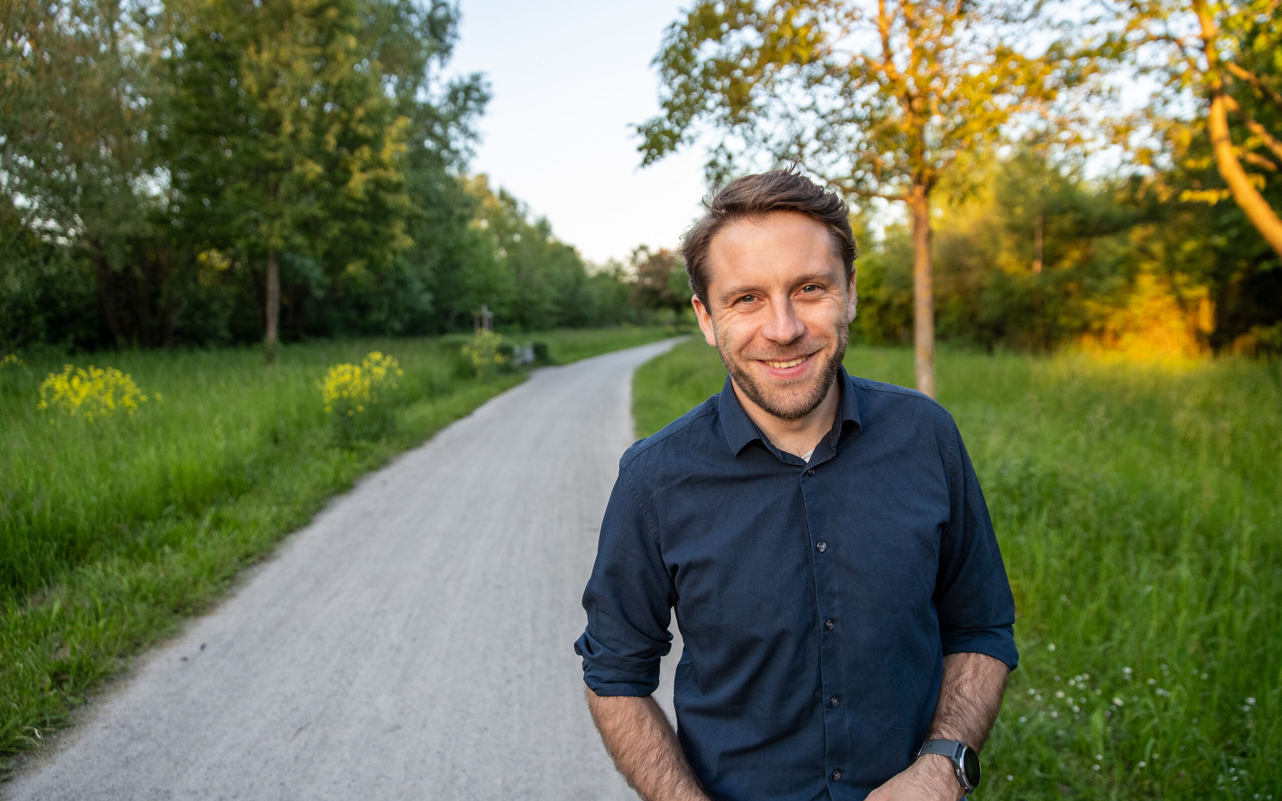 Dr. Benjamin Sack auf einem Weg durch die Natur – Coaching und Organisationsberatung